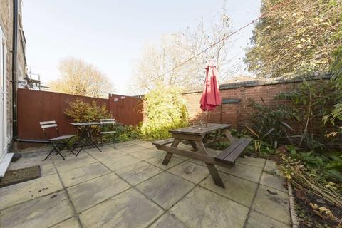 3 bedroom flat to rent, Mantilla Road, London SW17