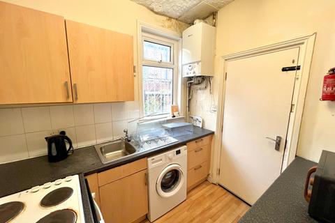 3 bedroom terraced house to rent, Redruth Street, Manchester, M14