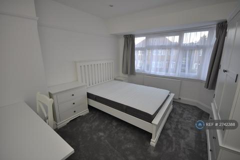 4 bedroom semi-detached house to rent, Dellfield Crescent, Uxbridge, UB8