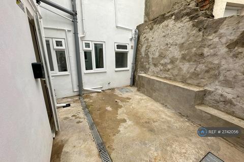 1 bedroom in a house share to rent, St. Eanswythe Way, Folkestone, CT20