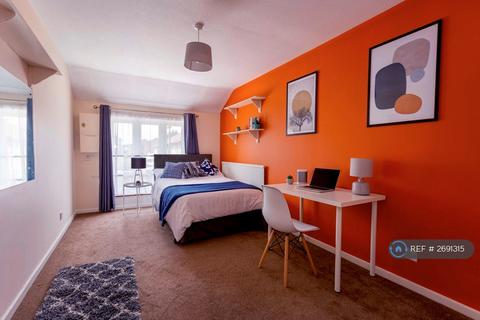 7 bedroom end of terrace house to rent, School Lane, Egham, TW20