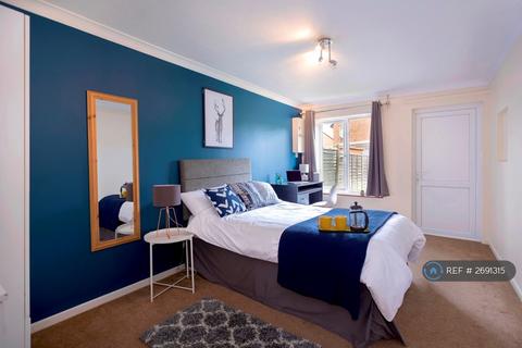 7 bedroom end of terrace house to rent, School Lane, Egham, TW20