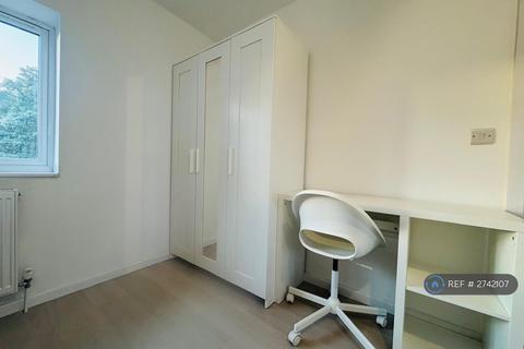 Studio to rent, Ellisson Road, London, DA15