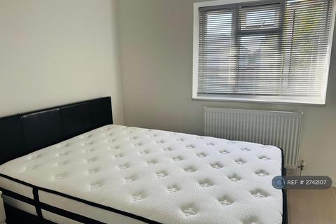 Studio to rent, Ellisson Road, London, DA15