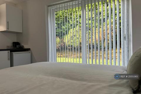 1 bedroom in a house share to rent, Rochdale Road, Denshaw, Oldham, OL3
