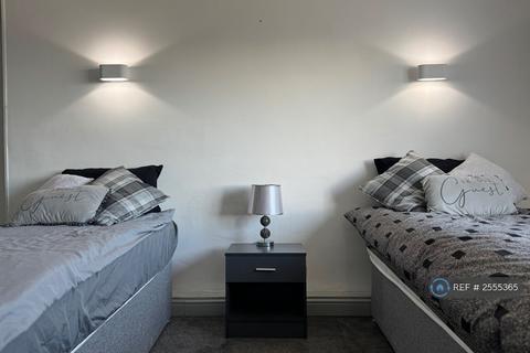1 bedroom in a house share to rent, Rochdale Road, Denshaw, Oldham, OL3