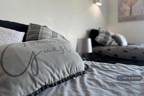 1 bedroom in a house share to rent, Rochdale Road, Denshaw, Oldham, OL3