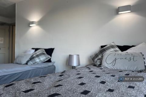 1 bedroom in a house share to rent, Rochdale Road, Denshaw, Oldham, OL3