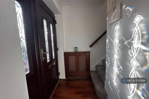 3 bedroom semi-detached house to rent, Norfolk Crescent, Failsworth, Manchester, M35