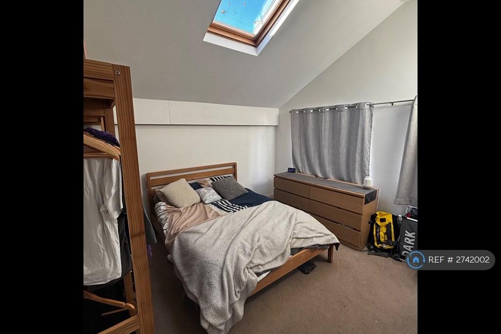Bedroom (1/3)