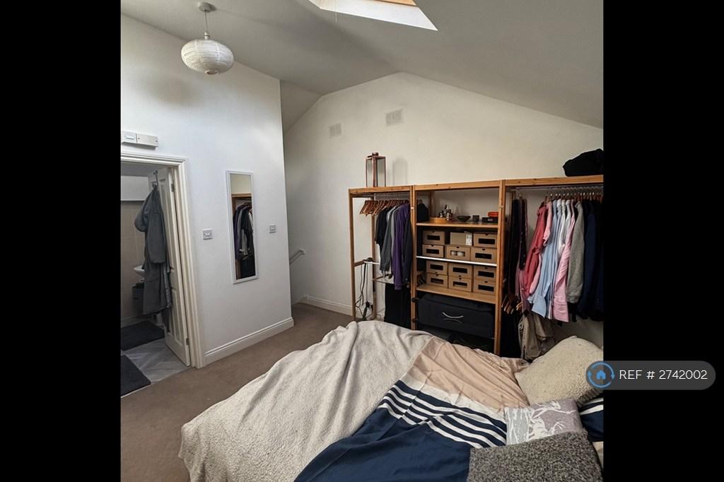 Bedroom (2/3)