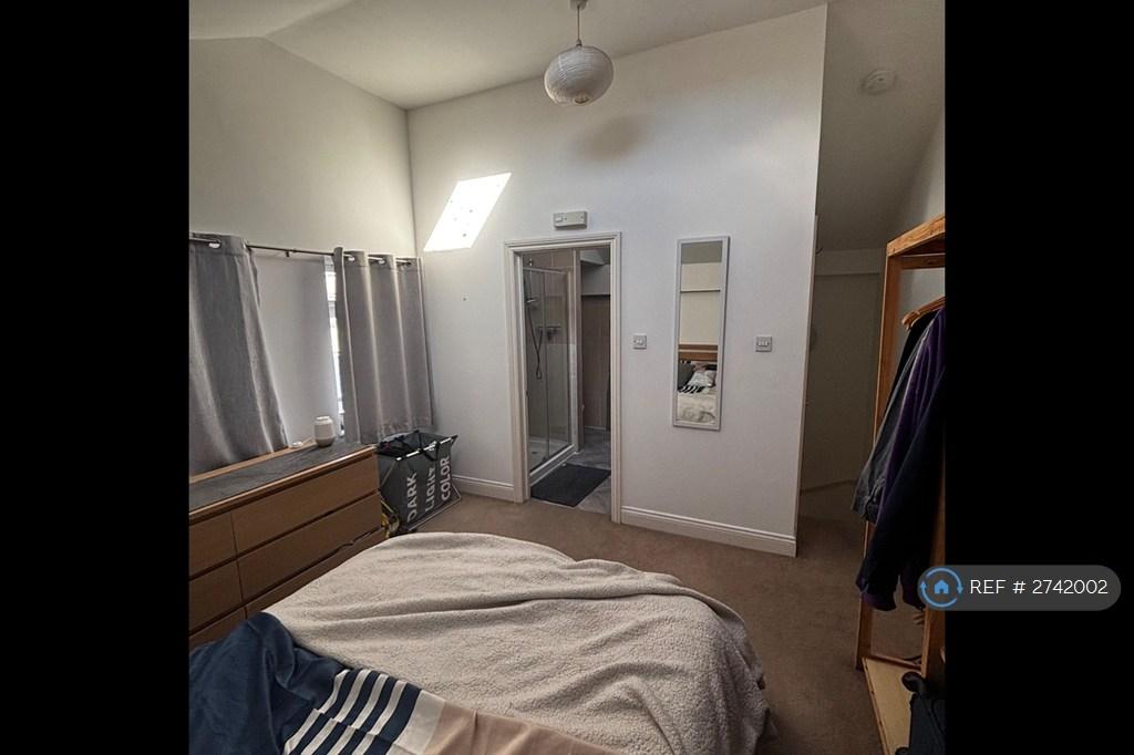 Bedroom (3/3)