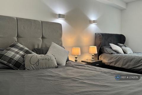 1 bedroom in a house share to rent, Rochdale Road, Denshaw, Oldham, OL3