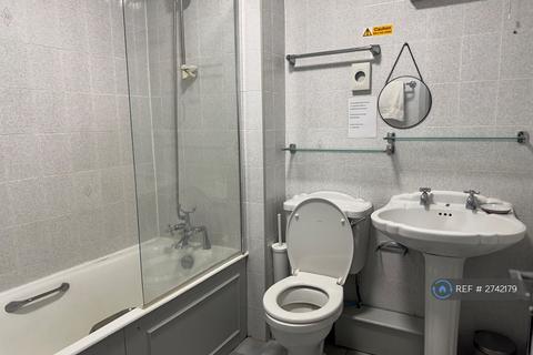1 bedroom in a house share to rent, Rochdale Road, Denshaw, Oldham, OL3