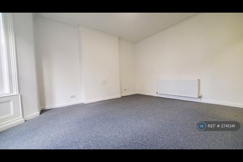 2 bedroom flat to rent, Wynnstay Road, Colwyn Bay, LL29