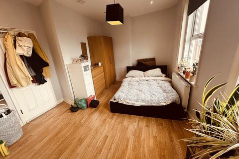 3 bedroom maisonette to rent, Tottenham Lane, London N8