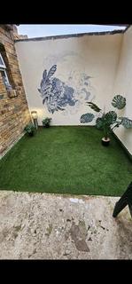 1 bedroom in a house share to rent, Garratt Lane, SW17