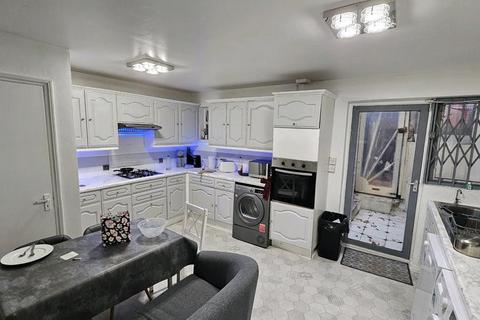 1 bedroom in a house share to rent, Garratt Lane, SW17