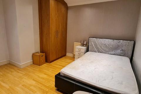 1 bedroom in a house share to rent, Garratt Lane, SW17