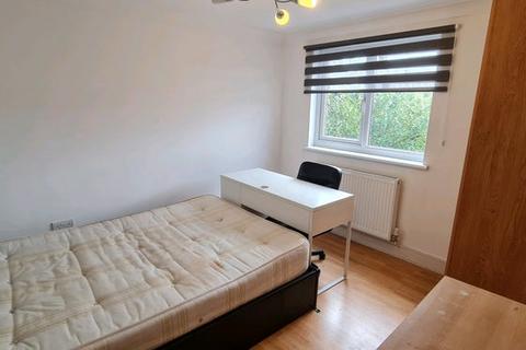 1 bedroom in a house share to rent, Garratt Lane, SW17