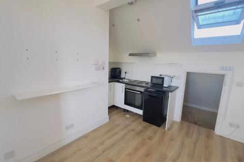Studio to rent, Crown Buildings, E4