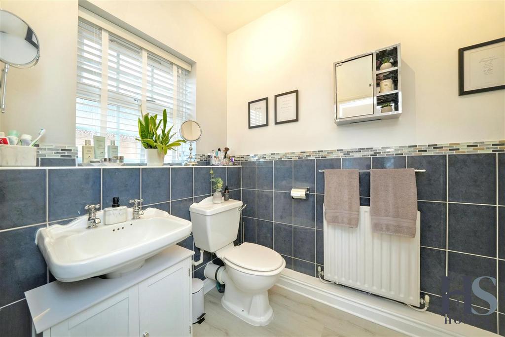Bathroom 3.jpg