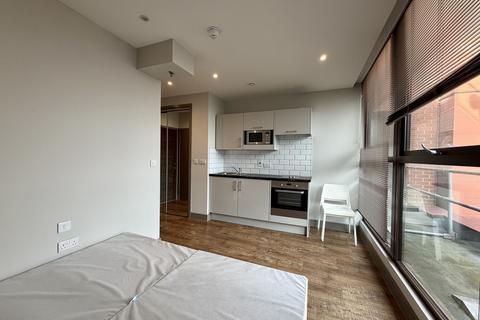 Studio to rent, Week Street