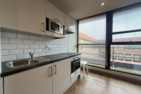 Studio to rent, Week Street