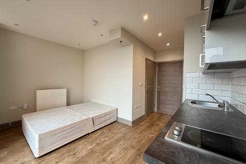 Studio to rent, Week Street