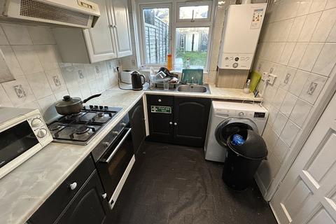 2 bedroom house share for sale, Sheldon Road, London N18