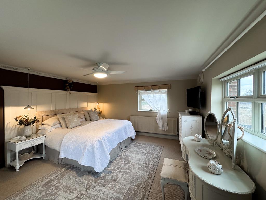 Willow Farm master bed1