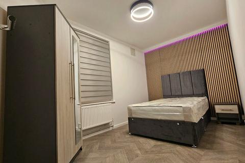 1 bedroom in a house share to rent, Morden, SM4