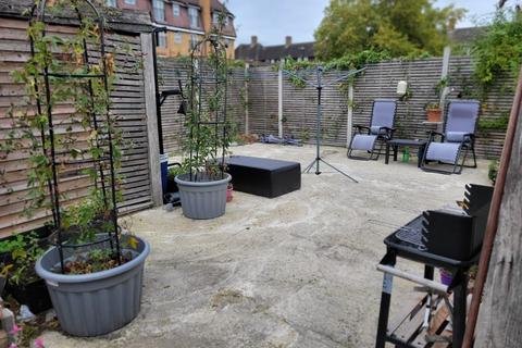 1 bedroom in a house share to rent, Morden, SM4
