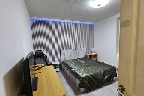 1 bedroom in a house share to rent, Morden, SM4