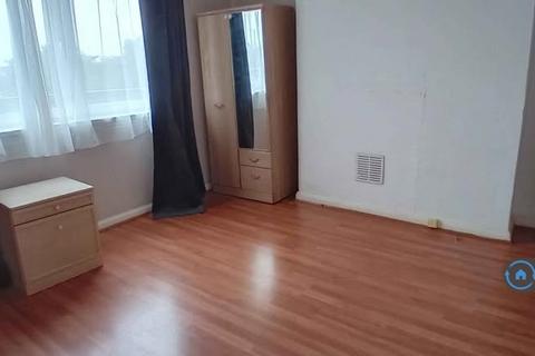 1 bedroom in a flat share to rent, Wendover Court, London, W3
