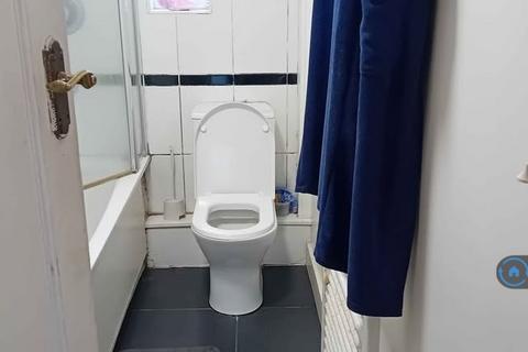 1 bedroom in a flat share to rent, Wendover Court, London, W3