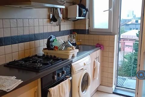 1 bedroom in a flat share to rent, Wendover Court, London, W3