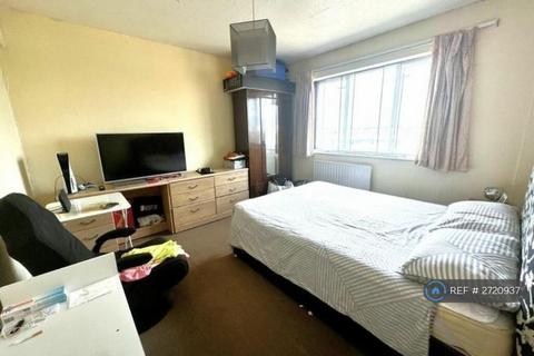 1 bedroom in a flat share to rent, Wendover Court, London, W3