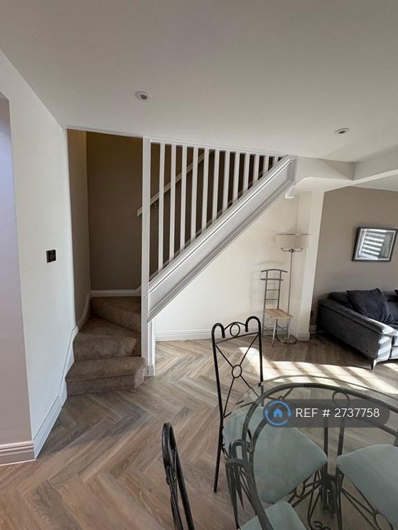 Lounge Diner To Stairs