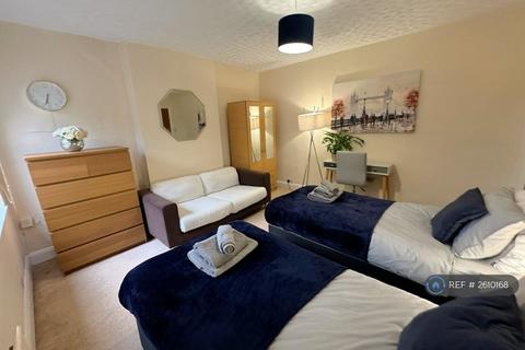 3 bedroom maisonette to rent, Kenilworth Road, Ashford, TW15