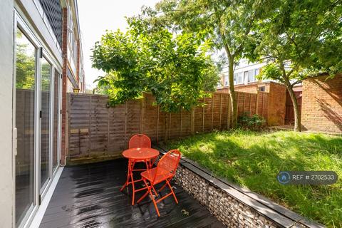 4 bedroom semi-detached house to rent, Swanwick Close, London, SW15