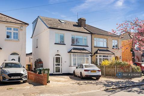 Studio to rent, Avondale Road, Ashford, TW15