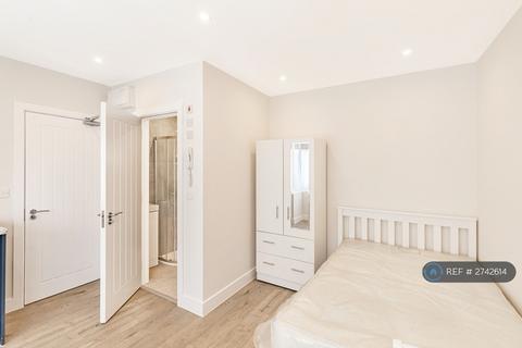 Studio to rent, Avondale Road, Ashford, TW15