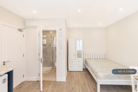 Studio to rent, Avondale Road, Ashford, TW15