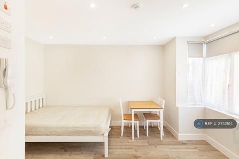 Studio to rent, Avondale Road, Ashford, TW15