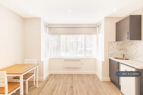 Studio to rent, Avondale Road, Ashford, TW15