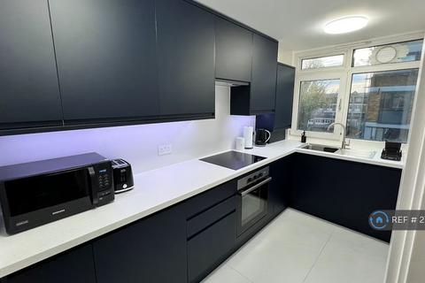 3 bedroom maisonette to rent, Stockwell Park Road, London, SW9
