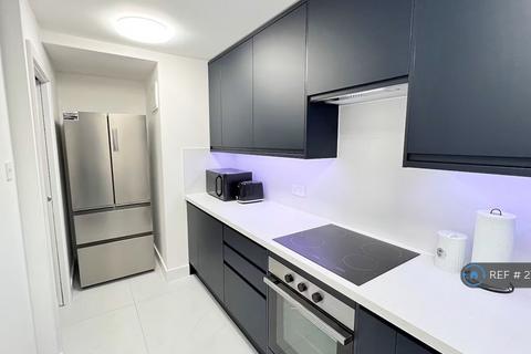 3 bedroom maisonette to rent, Stockwell Park Road, London, SW9