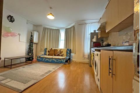 2 bedroom flat to rent, Wallington Road, Ilford, Essex, IG3