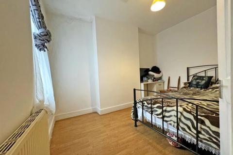 2 bedroom flat to rent, Wallington Road, Ilford, Essex, IG3